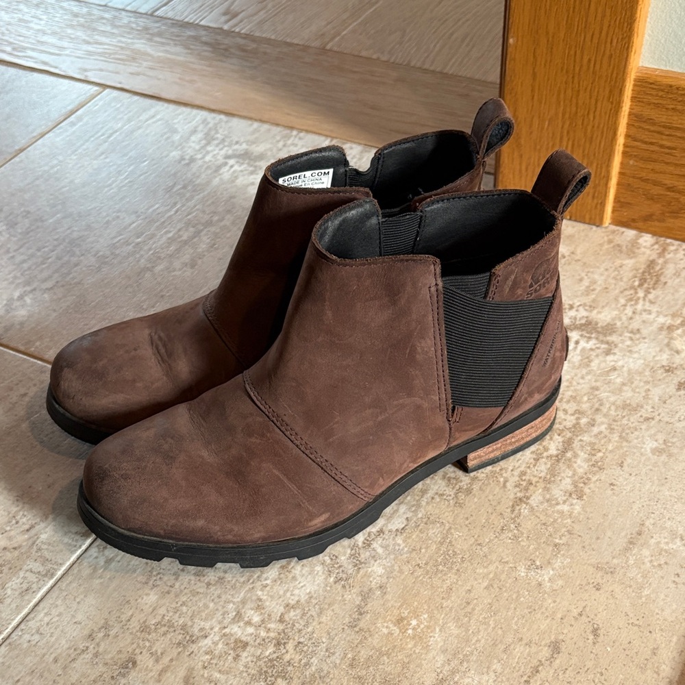 Like new women’s Sorel waterproof leather ankle boots!